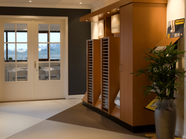 binnenkomst showroom stuc totaal afbouw